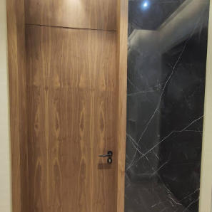 Imagen de construccion de madera puerta encofrada